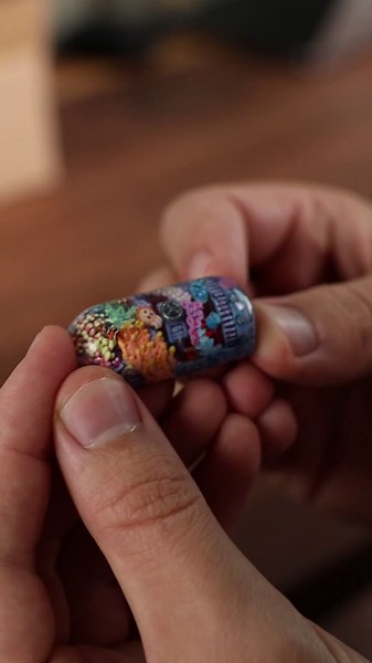 This keyboard features a unique keycap with an ocean inside, highlighting its impressive quality