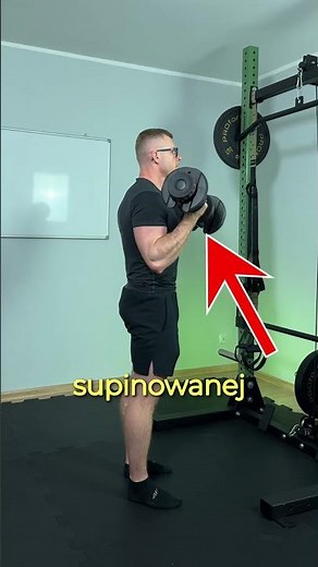 Uginanie łokci z supinacją hantlami.