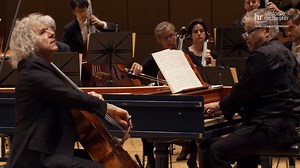 2021 debütierte bei uns der britische Dirigent und Cembalist Richard Egarr, langjähriger Leiter der Academy of Ancient Music. Gemeinsam mit ihm und seinem Landsmann Steven Isserlis präsentierten wir dabei Werke von J. S. Bach und Haydn (wie etwa dessen D-Dur-Cellokonzert mit diesem wunderbar kantablen Adagio). Und wenn Egarr schon in wenigen Monaten in unsere Reihe „Barock “ zurückkehrt, steht erneut ein Werk von Haydn auf dem Programm – aber auch Musik von Telemann und Carl Philipp Emanuel Bach