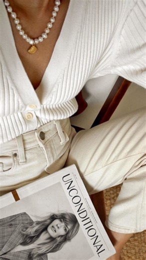 Die meisten Beziehungen zerbrechen nicht an dem, was im Alltag sichtbar ist. Nicht an Nachrichten, die zu spät kommen. Nicht am Geschirr in der Spüle. Nicht daran, wer sich mehr bemüht. Sie zerbrechen an dem, was unsichtbar mit am Tisch sitzt. 🙏 An dem inneren Kind, das gelernt hat, Liebe mit Angst zu verwechseln. An alten Mustern, die einmal Schutz waren und heute Nähe sabotieren. Das kleine Mädchen, das gelernt hat: „Ich muss leisten, um geliebt zu werden.“ Und das heute Unruhe spürt, wenn St