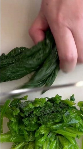 ほうれん草を切る【ほうれん草のおひたし】