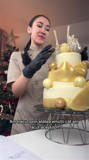 Am trecut prin toate emoțiile cat am făcut acest tort și am învățat multe lucruri din greșelile făcute, însă în final când am văzut cum se îmbină elementele am fost cea mai fericită🥹 Conține blat însiropat cu Baileys, insert de cocos, insert de caramel și ganache de ciocolată alba.✨ Vouă cum vi se pare tortul, e destul de festiv pentru noaptea dintre ani?🤩 #tort #cake #cofetar #pasiune #pastry #dessert #caramel #baileys #coconut #chocolate