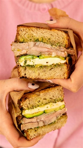 Catherine St-Laurent on Instagram: "Sandwich de steak de porc, pesto et mozza - un sandwich à la fois frais et gourmand. On a tellement eu du fun à cuisiner cette recette avec la nouvelle coupe de porc Steak de Capicolle de @olymel_ca On obtient une viande tendre et rosé qu’on a décidé de trancher pour préparer le meilleur sandwich! Pour la recette : -Steaks de Capicolle de porc d’Olymel -Pesto maison de roquette ou pesto du commerce -Mozzarella fior di latte -Courgettes vertes -Tranches de pain