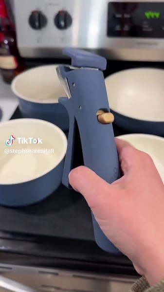 Having detachable handles on cookware is genius because they stack so much easier in the cabinet! #tiktokshopcreatorpicks #cookwareset #carote #inthekitchen