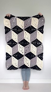 Comment ‘pattern’ and I’ll send you the free pattern link! This 3D cube blanket is a free crochet pattern on my blog ‘Wilmade’ ☺️ #crochet #haken | Free crochet patterns by Wilmade