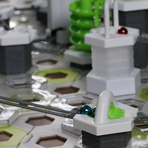 16K views · 11 reactions | Produkty GraviTrax CORE a GraviTrax PRO jsme převlékli do nového designu, obsah však zůstal stejně nabitý.  Kompletní skladbu každého produktu najdete přehledně na zadní straně krabice. Produkty v nových obalech najdete všude, kde jste zvyklí kupovat GraviTrax.  bit.ly/GraviTraxDraha | Ravensburger | Facebook