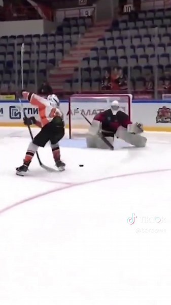 12-year-old Vladislav Kozitsyn’s shootout goal at the Tretiak Cup was absolutely unreal 🫨 (via X/hockeynewshub)