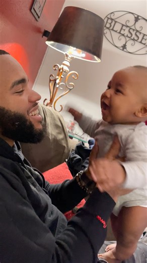 Dad: 1, Mom: 0 - Baby's first word is 'dada' | Poke My Heart