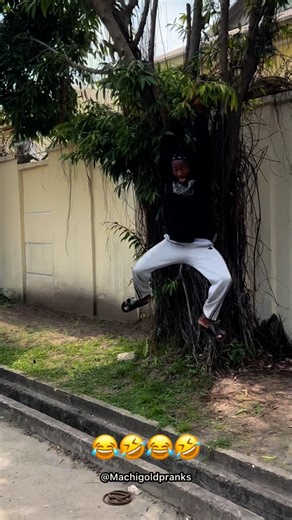 ONYEMACHI DANIEL CHINWEOLU on Instagram: "Crazy snake prank 🤣😂😂😂😂😂😂 Share after watching😂😂😂 🎵Music credit 👉 Rebellion by @overami out now!!! Download and enjoy 🎥 @caponiga_one cc @mazitundeednut @krakstv @snoopdogg #reels #pranks #Machigoldpranks #viral"