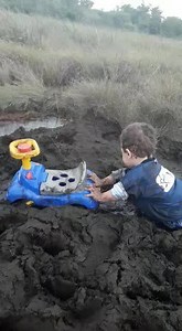 1.3M views · 3K reactions | Quando me perguntam quando que surgiu meu amor pelo off road! haha  *vídeo tirado das redes sociais* Descobrimos quem é o bebê off road. José Henrique - de Natal - RN. Ele tem dois anos e quatro meses da vida e já a algum tempo pratica o off road...rsrsrsrs José Henrique é o mais novo membro do Parnamirim Jeep Club e já está mostrando pra que veio...rsrsrs Parabéns Papai Emilson e família. | Agenda Off Road | Facebook