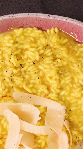 G I G I V I L E L A on Instagram: "👩‍🎨Em 1570, durante a construção da Catedral de Milão, o açafrão era usado apenas como um tipo de corante para produzir um tom de amarelo vivo. Ninguém usava na comida. 👰No casamento da filha do mestre vidreiro Valério da Flandresde, que também era o chefe da obra da catedral, um dos artistas decidiu pregar uma peça e combinou com o cozinheiro de adicionar açafrão no risoto, que até então era sempre servido simples, só com manteiga. ✨O arroz ficou amarelo br