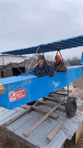 They said it couldn’t fly — but these two country geniuses proved otherwise. Built from scrap metal, wood, and a dream, their “Country Boys Technology” biplane actually takes off from a barn roof… and what happens next will make your jaw drop. From laughter to lift-off to total chaos — this is backyard engineering at its finest. Would you dare to try it? 👇 #DIY #Plane #Flight #Crash #Country #Farm #Engineering #Invention #Funny #Shorts | SoVibes Satisfaisant