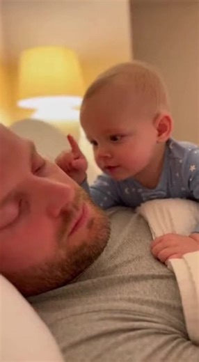 Daddy's Fake Snoring Makes Baby Laugh Uncontrollably