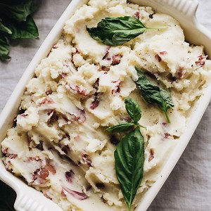 21K views · 35 reactions | Creamy Garlic Mashed Red Potatoes that are RIDICULOUSLY easy to make! Oh, and, basically the yummiest ever  Perfect for a healthy Thanksgiving side dish! {Vegan, Vegetarian, Gluten Free} https://www.jaroflemons.com/creamy-garlic-mashed-red-potatoes/ | Jar Of Lemons | Facebook