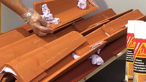 Cerchi un prodotto ideale per FISSARE le TEGOLE? Sika Boom® N Tegole è la soluzione! Schiuma poliuretanica monocomponente pronta all’uso per il fissaggio e la coibentazione di tegole e coppi -----guarda il tutorial! | Sika Italia