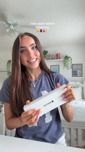 Unboxing the New Apple Watch SE 2024 in Starlight