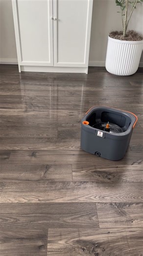 Let me show you how to use the viral self cleaning mop!🙌🏼 this is a game changer! #viralmop #selfcleaning #selfcleaningmop #cleanwithme #tutorials #spinmopandbucket #spinmop #zolele