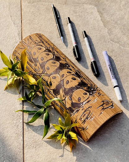 16 reactions | Let's watch the process video of the adorable panda drawing by Beatriz Cono (@desenhos_bcono) Drawn of a piece #inkdrawing Products used: Sakura Mechanical pencil Identi Pen Pen touch white 0.7mm #craft #craftart #illustration #drawing #identipen #pentouch #inkdrawing | Sakura Color Products Corporation | Facebook