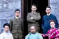 1907年，康有为与家人合影，端坐于正中，一家之主风范尽显_腾讯新闻