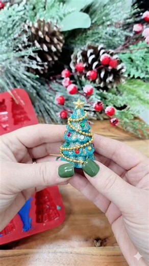 Epoxy Resin and EcoResin Art and Tutorials on Instagram: "Miniature sister Christmas trees 💙🎄💚 ecoresin crafts"