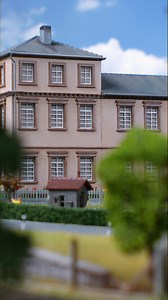 Dieses sandfarbene Schulgebäude (Art. 130784) bringt authentisches Flair auf deine Anlage. Der zweigeschossige Hauptbau mit dreigeschossigem Anbau, grauen Walmdächern und dunkelbraunen Zierleisten schafft eine harmonische, städtische Architektur der 1950er–60er Jahre. Weiße Fenster und ein markanter Haupteingang unterstreichen den klassischen Look. 🏙️ https://www.faller.de/miniaturwelten/staedtisches-flair/rathaeuser-aemter-einrichtungen/20180/waldorfschule ____________________ This sand colour