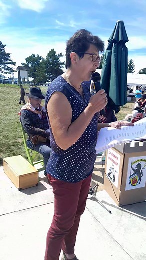 UNE BELLE CHANSON ! LOU MAZUC, interprétée par REINE MAURIN à l'occasion de la FÊTE DES PÂTURAGES au Mont Lozère (Lozère-France). Vidéo : Lily Rose. | La Place du Village