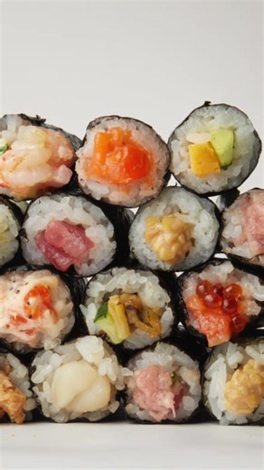 【賞味期限5分】海苔の食感を楽しむ 高級海苔を使った海苔巻き専門店 ■メニュー いくら（800円） サーモン（600円） 甘エビアボカド（600円） ■店舗情報 Hand Roll Tokyo 浅草店 東京都台東区浅草１丁目１２−６ #東京 #お寿司 #食べ歩き #浅草