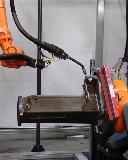 Automated changeover instead of manual conversion? 🔧 What used to be possible only by hand is today fully automated: With an automated tool change system, complex processes such as preheating and welding can be seamlessly combined – flexibly, efficiently, and completely without operator intervention. ➡️ A compressed air-powered tool changer makes it possible: the robot first ignites the oxyacetylene torch for preheating and then automatically exchanges it for the welding torch. Want an example?