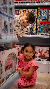 Hoy, dos pequeños viajeros recorrieron Carrusel por primera vez…y la emoción lo dijo todo. Entre estantes llenos de colores y mundos por imaginar, descubrieron que aquí cada juguete cuenta una historia distinta. 🎠🩵✨ | Carrusel Juguetería