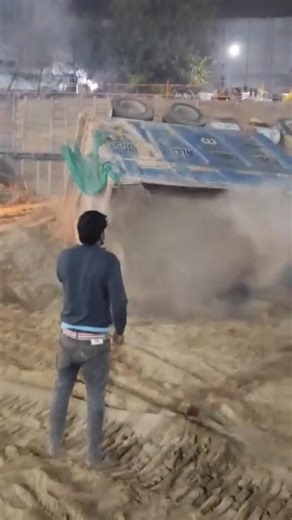 Dumper upar se palat gya bada nuksaan #loss #accident #crash #aa23 #filtro #shorts #construction