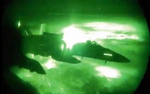 美国海军VFA-27“皇家战锤”中队2013-2014年夜间训练“Please dim the lights, lt's going to get dark.”