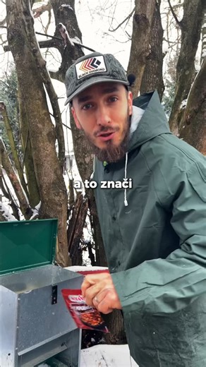 Mislav Combaj on Instagram: "Ne, ne radim ljutu piletinu. 😂 Chilli pahuljice nisu tu da "začinim piletinu", nego da im pomognu kroz zimu. Bolja cirkulacija, jer kapsaicin širi krvne žile, što pomaže protiv smrzotina. Manje rizika za hladne noći… kokoši NE osjećaju ljutinu, ali dobiju sve benefite Odbija štetočine - ljuto smeta miševima, vjevericama, kozama… pa hrana ostaje obrok samo za kokoši Dodaj i malo origana, i imaš "vitaminsku boost hranu" za imunitet kokica Sve je 100% prirodno, jeftino