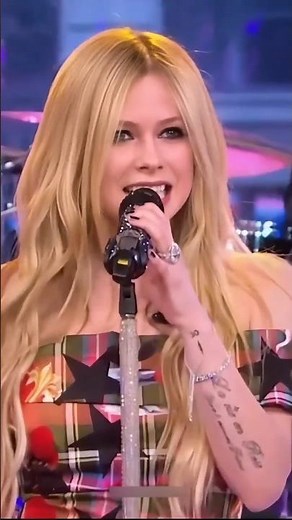 Avril Lavigne Live - 2002 🎸 Skater Boy #2000s #shorts