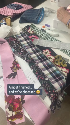 Another beautiful quilt is almost finished and we’re all a bit in love with it already 💛✨ Wendy spotted this gorgeous pattern from @cariadquilts and teamed it with some cheerful @joules jelly rolls — and honestly, look at it! We even used a cheeky little hack to make the backing fabric fit just right. Can’t wait to show you the finished quilt! If this kind of cosy, colourful sewing brings you joy too, come join our classes — we’re friendly, relaxed, and always happy to welcome new faces (and ne