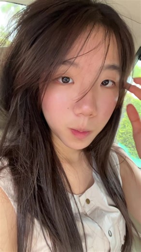 Embrace Messy Hair This Summer: Tips and Tricks