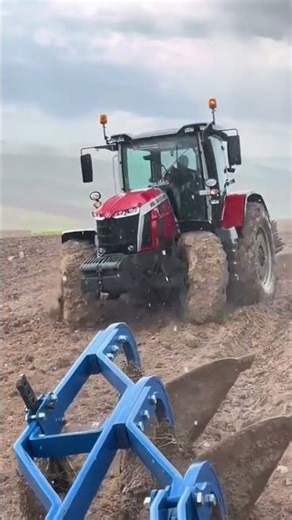 Field Work Gone Wrong #automobile #farmingtraditions #tractornewholland