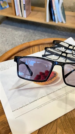 Photochromic Multifocal Reading Glasses — Lightweight & Sporty
