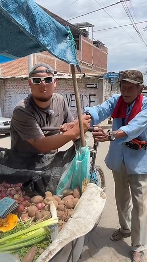 69K views · 2K reactions | Sí vez a don José vendiendo su verdurita por favor cómprale sus productos eso lo ayudará a ir a descansar más temprano a no tener que recorrer tantas calles con su cuerpo frágil ayúdale con su triciclo y sobre todo regálale una sonrisa es una persona muy linda y muy amable y un ejemplo de perseverancia y lucha 凉 | Priscilla Lozano | Facebook