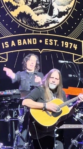 Kansas plays an instrumental jam session live in Albuquerque