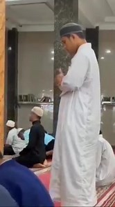A hearing impaired brother, using sign language when “reciting” Al-Fatiha. Allahuakbar! ❤️ | The Saudi Expat