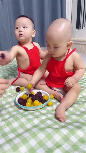 (Battle of the Twins) #TwoLittleDragons #DailyLifeOfTwins #shorts