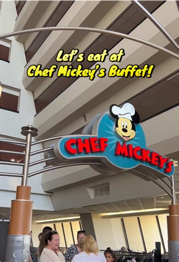 Disfruta del buffet en Chef Mickey’s