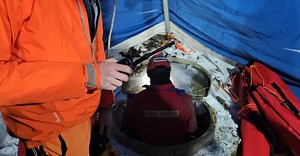 Záchranná akce v Moravském krasu: Zraněný muž trpěl v jeskyni 21 hodin. Je v péči záchranářů