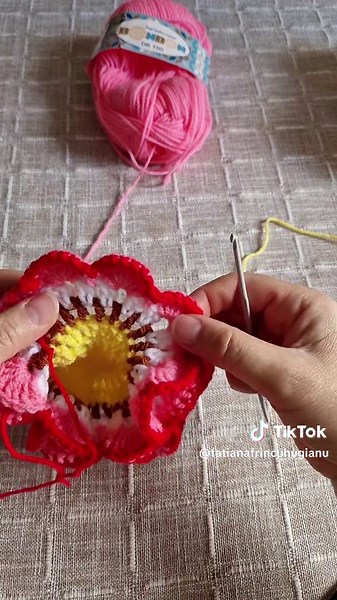 Tutorial ❤️‍🔥 floare crosetata cu efect 3d #foryoupageofficiall #tutorials #crocheted #3dflowers #handcrafted #handmadegifts #handmade #viraltiktok