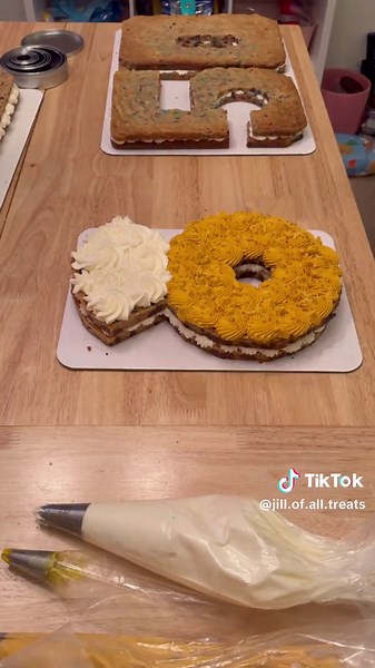 Why my shaped cookies are double layer - and what it looks like when i have to restart! 💍💛#jillofalltreats #decoratewithme #buttercream #chocolatechipcookiecake #cookiecake #engagementring #engagementdesserts