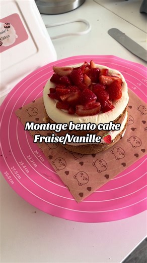 Montage d'un bento cake fraise/vanille