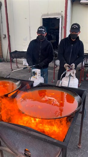 오얼앤드(Food Travel, オーランド) on Instagram: "🔥100% Chicken. 대형솥뚜껑에 활활타도록 끓여주는 솥뚜껑 토종닭볶음탕. 서울에서 차로 1시간 거리! *조리시간 총40분. 맑은공기마시면서 힐링하다보면 대왕솥뚜껑에 숯불에 팔팔끓여진 양념 찐한 닭볶음탕을 배달해주시는 시스템! 가격 75,000원. 사리, 밥 등 추가! 군고구마도 필수ㅠ 🏡마니산 솥뚜껑닭볶음탕 📍인천 강화군 길상면 해안동로 124-8 ⏰영업시간 11:00-20:00 (월요일 휴무) ⭕️주차가능, 애견동반가능, 영상속 텐트 예약가능 🇰🇷A must-try spot for authentic Korean soul food, loved by people of all ages. It’s only about a one-hour drive from Seoul, making it an easy and perfect getaway. The chicken stew takes around 40 minu