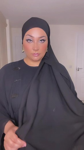 This is the easiest scarf tutorial you’ll do! Ignore the hairy back, I’m south Asian, it comes with the pack and parcel! #fyp #hijabtutorial