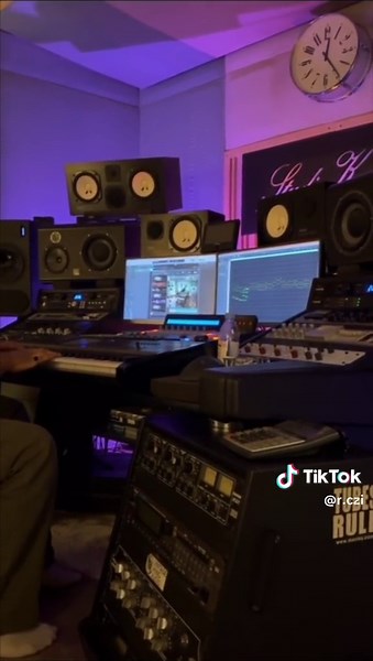 احس اني 😔🎼!! ( منشن المقصود بالاغنية🥲 ؟! ) #explore #foryoupage #fypage #fyp #عمر_الجمعان #احس_اني_لقيتك_بس