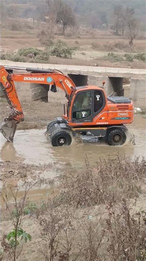 exavator wheels are crolling in the water #xcavator